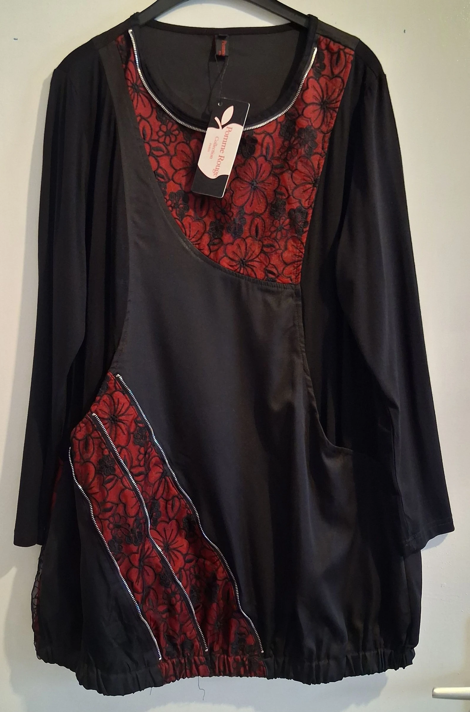 Robe Pomme Rouge stylée noire à dentelle